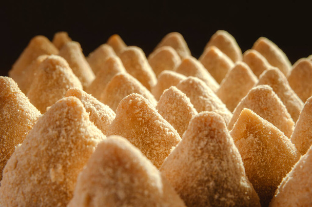 Brazylijskie niegotowane krokiety chlebowe (coxinhas de frango) - Zdjęcie, obraz