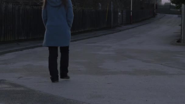 Žena ve spěchu procházky v městské scéně - Záběry, video