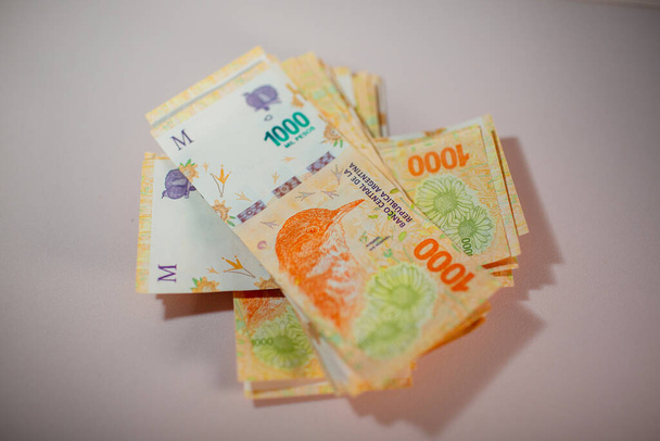 Nowe banknoty tysiąca pesos argentyńskich - Zdjęcie, obraz