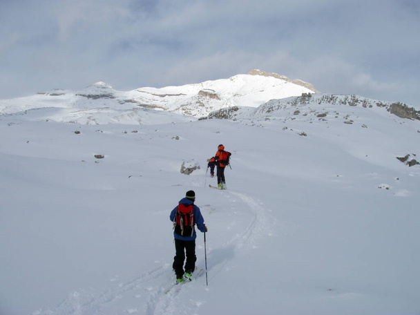 アルプスの山で冬のスキーツアー - 写真・画像