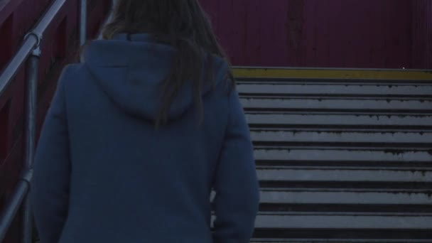 Vrouw klimt trap in stedelijke scene - Video
