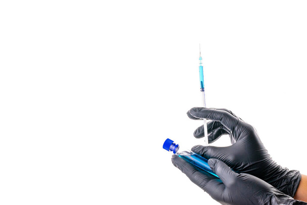 Entwicklung von Impfstoffen. Arzt Hand in Hand in medizinischen Handschuh halten Spritze mit Nadel zum Schutz Grippevirus und Coronavirus. Covid Impfstoff isoliert auf weiß. Gesundheitsversorgung im Krankenhaus - Foto, Bild