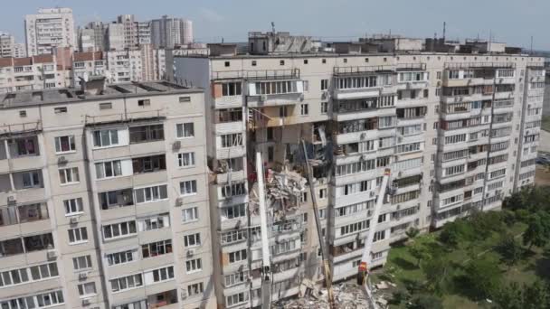 Plynová bomba zničil velký obytný dům v centru města. - Záběry, video