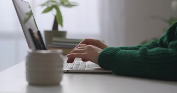 εργάσιμη ημέρα στο γραφείο, κοντινή προβολή της δακτυλογράφησης γυναικείων χεριών σε πληκτρολόγιο φορητού υπολογιστή, επικοινωνία σε κοινωνικά δίκτυα και αποστολή μηνύματος - Πλάνα, βίντεο
