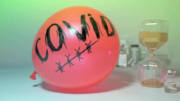 Konzept Impfstoff gegen Coronavirus. Spritze platzt Ball - Filmmaterial, Video