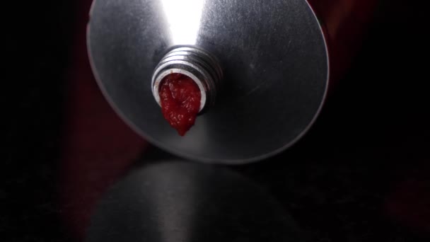Presionando puré de tomate rojo de un tubo de aluminio, vista macro - Metraje, vídeo