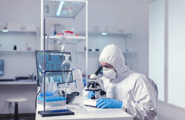 Naukowiec badający nowy wirus w robotniku przy użyciu mikroskopu - Zdjęcie, obraz