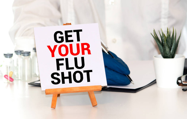Tira a tua vacina contra a gripe. cartão nas mãos do médico. - Foto, Imagem