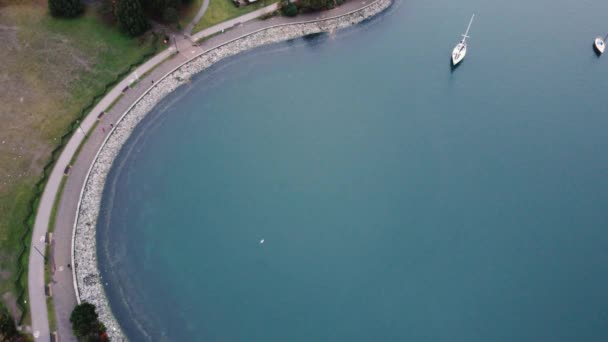 Felülről lefelé kilátás kocogópálya az emberek futás és séta közelében óceán - Felvétel, videó
