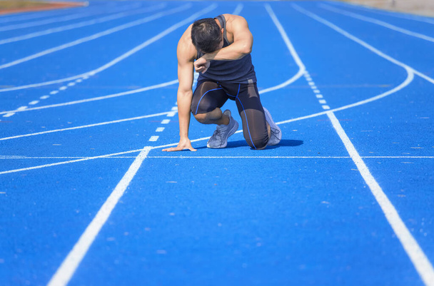 Yorgun sporcu adam koşmaktan ve antrenmandan sonra nefes almaktan yoruldu. - Fotoğraf, Görsel