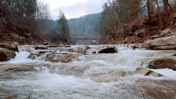 Cascata d'inverno. Flusso rapido di acqua da un torrente di montagna - Foto, immagini