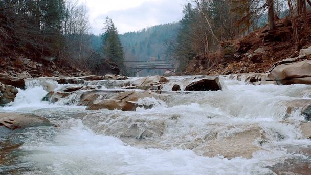 Vesiputous talvella. Nopea veden virtaus Mountain Creekistä - Valokuva, kuva