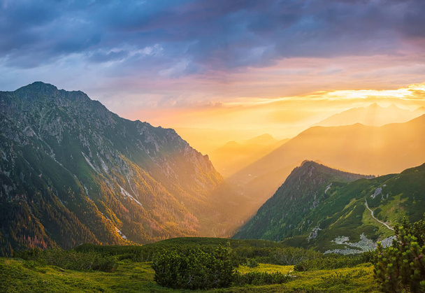 Χρυσό ηλιοβασίλεμα με ηλιαχτίδες στο μεγάλο ορεινό τοπίο - Φωτογραφία, εικόνα