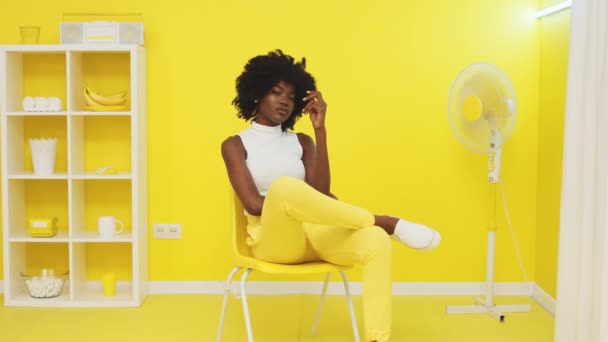 黄色の部屋でアフリカの女性モデル - 映像、動画