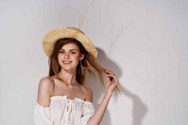 Donna allegra in cappello emozioni stile elegante Studio glamour modello di lusso - Foto, immagini