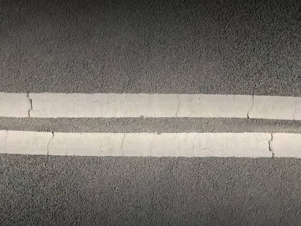 Carril de carretera que divide las líneas en tiras blancas dobles de pintado en asfalto Carretera señalización de carretera concepto - Foto, imagen