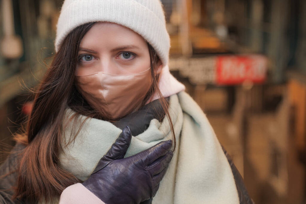 Стильная молодая женщина в гламурной шелковой маске для лица, модные аксессуары. На улице. Блог, концепция карантинной защиты. Крупный план - Фото, изображение