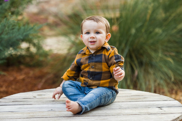 A baby boy eleven months old outdoors in the winter in a downtown setting. - Fotoğraf, Görsel