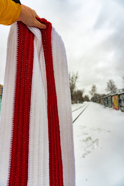 Bílá červená bílá pletená šála v ruce - Fotografie, Obrázek
