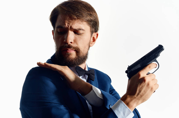 homem de terno segurando uma pistola estilo de vida gangster máfia close-up - Foto, Imagem