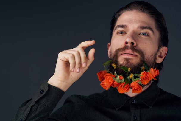 человек цветы украшение бороды эмоции черный фон - Фото, изображение
