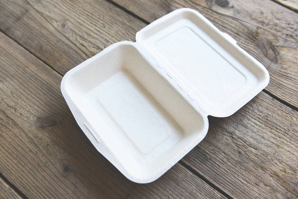Wegwerpbare milieuvriendelijke verpakking containers op houten tafel, Service food order online levering food box take away dozen - Foto, afbeelding