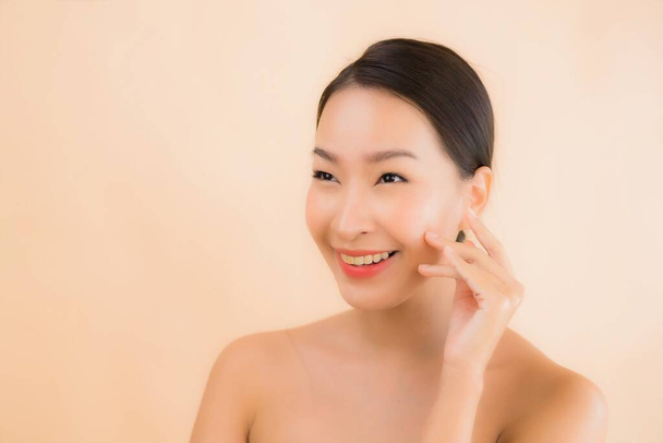 Portret mooie jonge aziatische gezicht vrouw met schoonheid spa wellness en cosmetische make-up concept - Foto, afbeelding