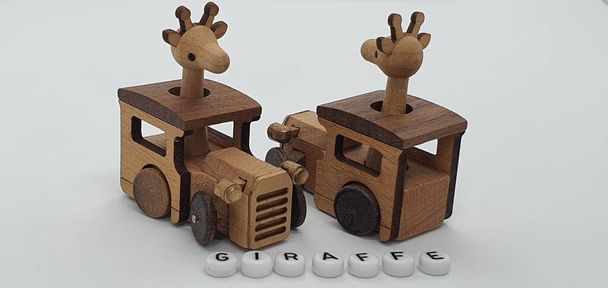 Primeros planos creativos de pequeños modelos de madera hechos a mano de madera, también conocidos como iconos. - Foto, Imagen