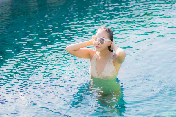 Portrait beautiful young asian woman relax smile leisure around outdoor swimming pool in hotel resort - Foto, Imagem