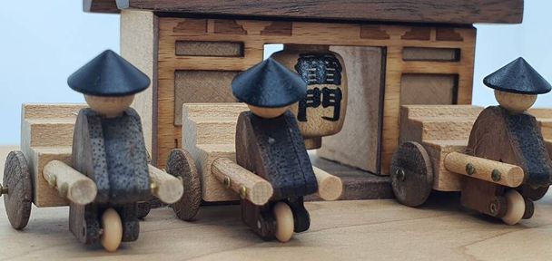 Fechar fotos criativas de pequenos modelos de madeira artesanais de madeira, também conhecidos como ícones. - Foto, Imagem