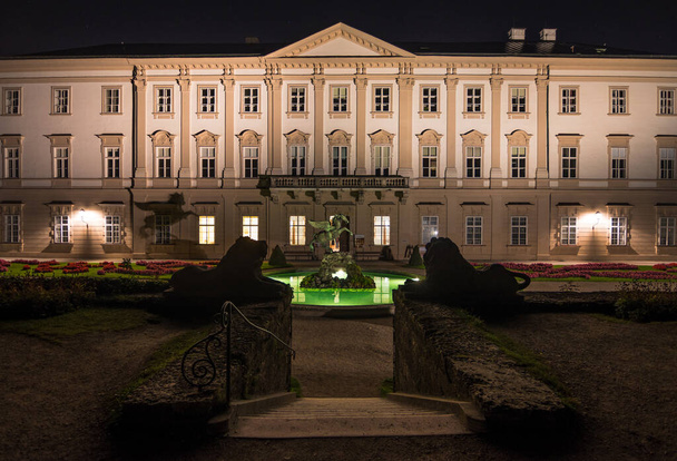 Озил, Австрия, октябрь 2018 года - ночной вид Дворца Мирабелл и садов - Фото, изображение