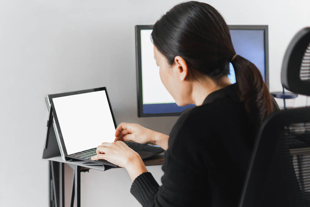 ノートパソコンのキーボードに入力するビジネスマンの女性の手. - 写真・画像