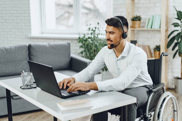 Disabled young man businessman working from home - Foto, Bild