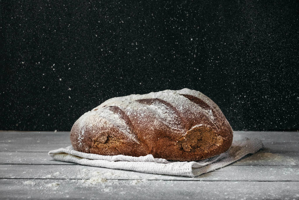 αλεύρι σε άπλετο φόντο χύνει σε καφέ μαγιά χωρίς γύρο σπιτικό ψωμί, περιεχόμενο blog τροφίμων, επιλεκτική εστίαση - Φωτογραφία, εικόνα