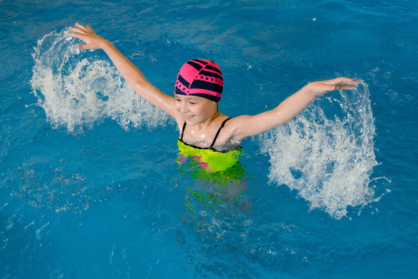 Πορτρέτο ενός μικρού κοριτσιού στην εσωτερική πισίνα - Φωτογραφία, εικόνα