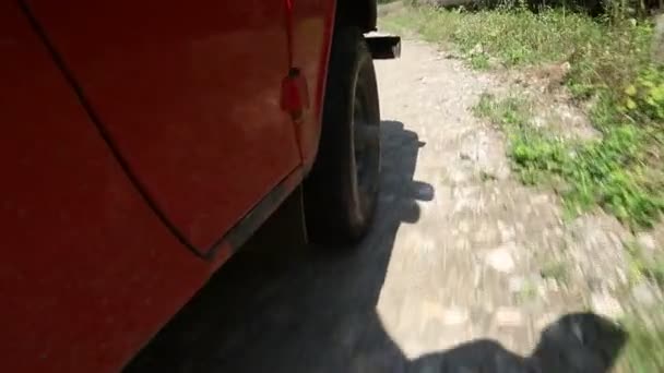 позашляховики їздять на брудній скелястій дорозі
 - Кадри, відео