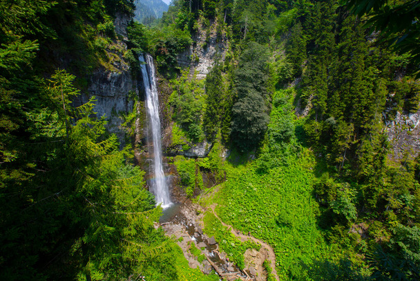 Cascade Maral, province d'Artvin, la cascade sur le ruisseau Maral dans les montagnes Karal dans le district de Borcka. La chute d'eau tombe d'une seule fracture de pente, 63 m de haut. - Photo, image