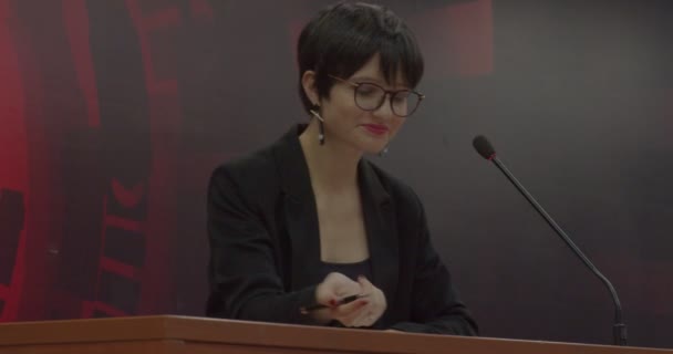 Une jeune femme signe des documents dans la salle de conférence - Séquence, vidéo