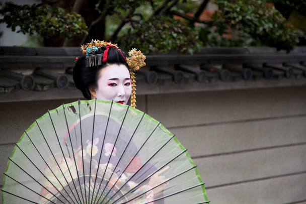 Leerling geisha, Maiko met paraplu in Kyoto, Japan. - Foto, afbeelding