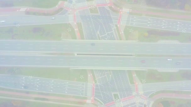 フォギー・デイの森の高速道路沿いの空中ショット - 映像、動画