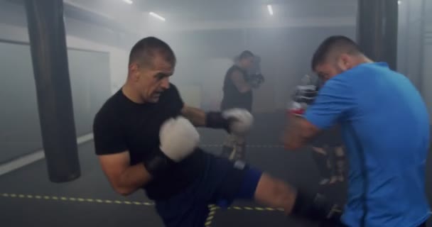 Dos tipos peleando en un gimnasio interior - Metraje, vídeo