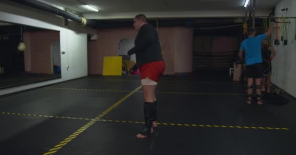Entraînement de boxeurs dans un garage intérieur - Séquence, vidéo