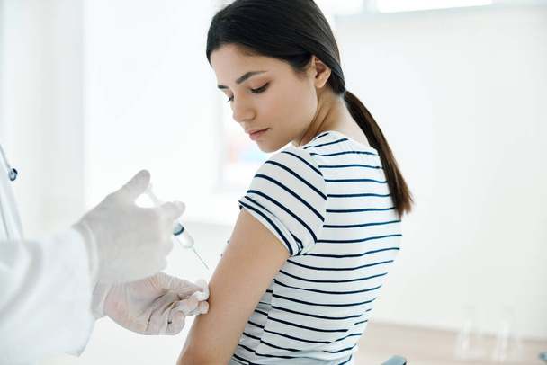 žena v lékařské masce očkování v nemocnici ochrana zdraví - Fotografie, Obrázek