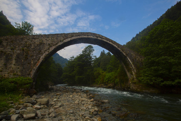 Senyuva Bridge is an arch bridge located in amlhemin district of Rize. The bridge is 40 meters long and 20 meters high. It is 7 kilometers away from amlhemin district. - Foto, immagini
