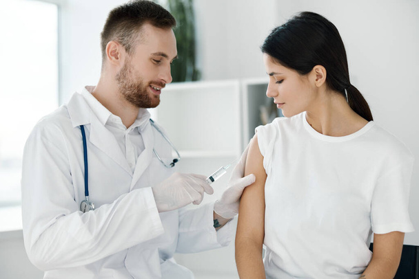lääkäri sairaalassa antaa injektio naispotilaan rokote suojakäsineet - Valokuva, kuva