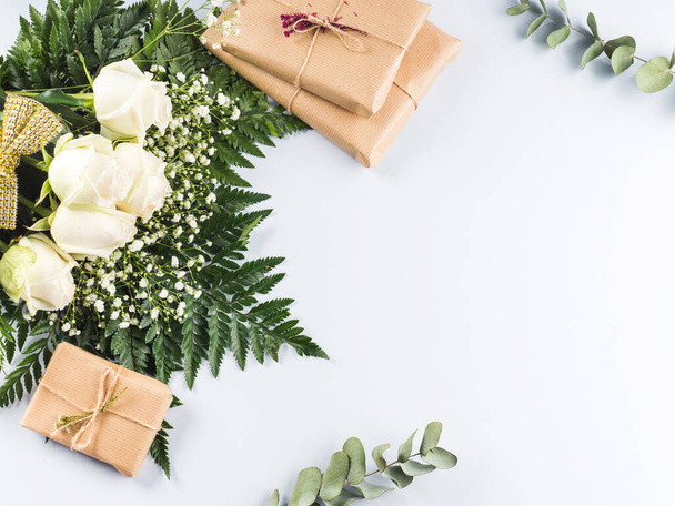 Λευκά τριαντάφυλλα μπουκέτο ως δώρο για διακοπές σε γκρι - Φωτογραφία, εικόνα