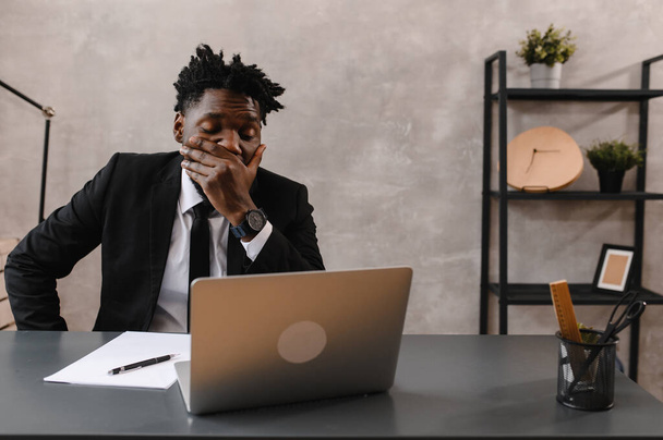 Black Businessman using laptop for analyzing data stock market, forex trading graph, stock exchange trading online. reaction to falling stocks - Foto, Imagem
