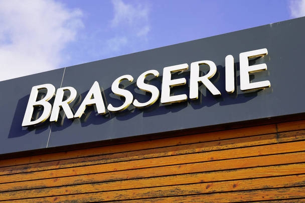 brasserie significa birra bar segno testo sul pub un edificio di fronte al negozio di strada della città - Foto, immagini