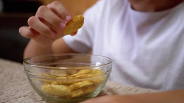 Boys Hand neemt Crackers uit een kenteken. Dining Schadelijke Snack Foods. Fastfood - Video