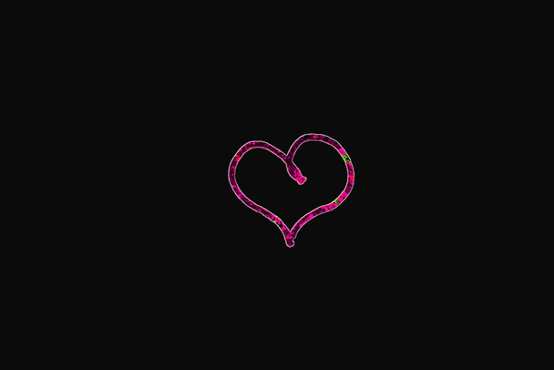 ζωγραφισμένη καρδιά σε απομονωμένο φόντο, κάρτα ρομαντική - Φωτογραφία, εικόνα